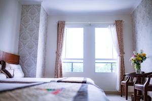 Postel nebo postele na pokoji v ubytování Huynh Duc Hotel