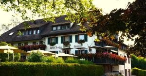 SallneckにあるGenusshotel Hirschen - Erholung im Grünen (Südschwarzwald)の白い大きな建物