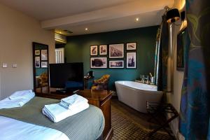 卡地夫的住宿－瑪茨特斯酒店，一间带床、浴缸和水槽的浴室