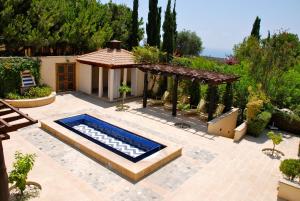 Zahrada ubytování 4 bedroom Villa Lofou with private pool and sea views, Aphrodite Hills Resort