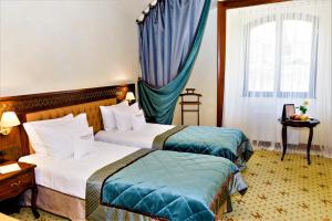 Postel nebo postele na pokoji v ubytování Citadel Gastro Boutique Hotel 