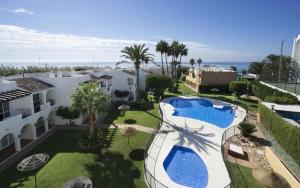 een luchtzicht op een resort met een zwembad bij Rio Marina apartment in Nerja