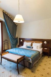 Postel nebo postele na pokoji v ubytování Citadel Gastro Boutique Hotel 