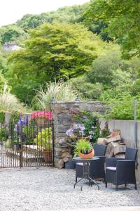 a garden with a fence and a table and chairs at Riverside House in Newport