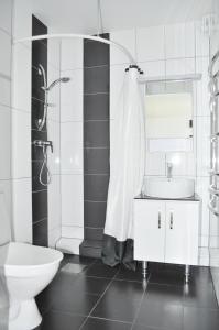 uma casa de banho branca com um WC e um lavatório em Apartments Lund em Lund