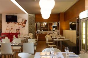 A restaurant or other place to eat at Smy Bologna Centrale
