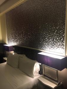 a room with a bed, a lamp and a window at Royal Palace Luxury Hotel in Rome