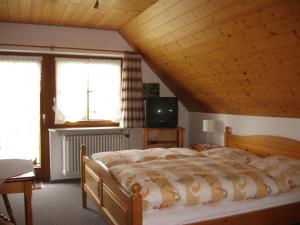 Una cama o camas en una habitación de Gästehaus Faller