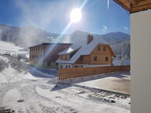 Nespecifikovaný výhled na hory nebo výhled na hory při pohledu z aparthotelu