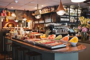 un buffet de comida en un mostrador en un restaurante en Hotel Point en Estocolmo