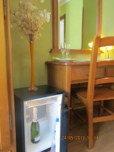 una cocina con nevera y una botella de vino en Hotel Marfrei, en Hinojedo