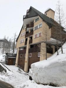 un grande edificio nella neve con la neve intorno di Ski Paradise a Breuil-Cervinia
