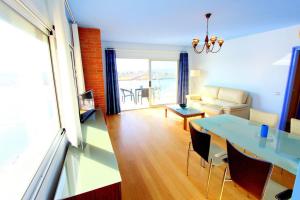 ロザスにあるLEON INMO Apartment Gaviota - 10462のリビングルーム(青いテーブル、ソファ付)