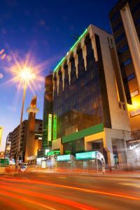 un bâtiment avec une rue en face dans l'établissement Landmark Hotel, à Dubaï