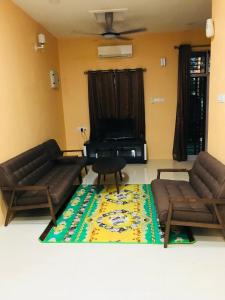 ein Wohnzimmer mit 2 Sofas und einem Klavier in der Unterkunft D’Noon Villa in Arau