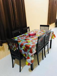 einen Tisch mit einem Blumentischtuch darüber in der Unterkunft D’Noon Villa in Arau