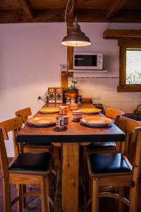 uma cozinha com uma mesa com pratos em Inlandsis Aparts em El Chaltén