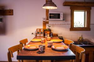 una mesa de madera con platos y tazas en la cocina en Inlandsis Aparts en El Chaltén