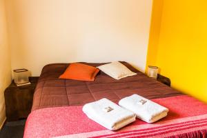 查爾騰鎮的住宿－Inlandsis Aparts，一间卧室配有一张床,上面有两条毛巾