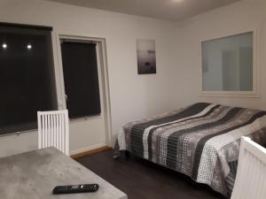 ブオカッティにあるVuokatti Slope Suiteのベッドルーム1室(ベッド2台、リモコン付きテーブル付)
