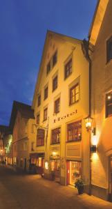 a building on the side of a street at night at Altstadthotel "Zum Hechten" in Füssen