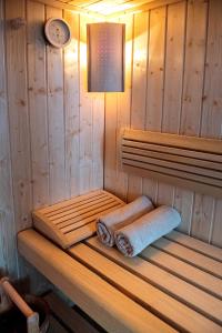 una sauna con dos toallas y un reloj en la pared en Sauna - Flexible SelfCheckIns 6 - Zagreb - Garage - Electric vehicle ccharger - Loggia - New - Luxury - Apartments Repinc 6 en Zagreb