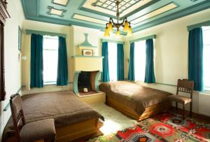 1 dormitorio con 2 camas y lámpara de araña en Thoukididis, en Kapesovo
