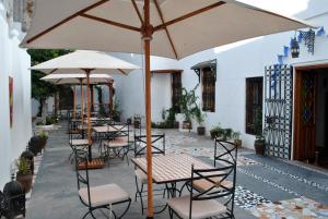 Um restaurante ou outro lugar para comer em Hotel Blanco Riad