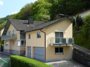 ein Haus mit zwei Garagentüren und einem Balkon in der Unterkunft Ferienwohnungen Ferstl in Riedenburg