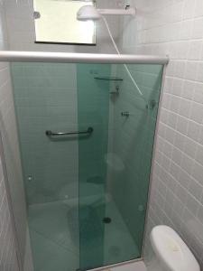 y baño con ducha de cristal y aseo. en Pousada Vitória, en Canindé de São Francisco
