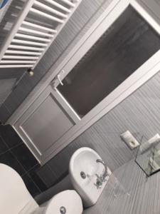Ένα μπάνιο στο Luxuri Apartment +12 φωτογραφίες