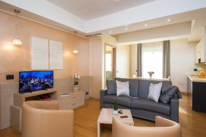een woonkamer met een bank en een tv bij Palace Hotel Zingonia in Verdellino