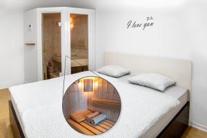 - une chambre avec un lit et un miroir rond dans l'établissement Sauna - Flexible SelfCheckIns 6 - Zagreb - Garage - Electric vehicle ccharger - Loggia - New - Luxury - Apartments Repinc 6, à Zagreb