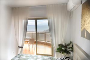 1 dormitorio con cama y vistas al océano en Sunset, en Santa Pola