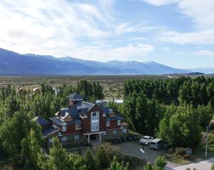 una vista aérea de una casa grande con aparcamiento en Rio Tarde Casa Patagonica en Lago Posadas