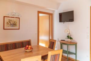 a dining room with a table with a bowl of fruit at Appartementhaus Steirergasse by Schladming-Appartements in Schladming