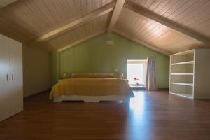 una camera con un letto su una parete verde di Eco-Residence a Casale Monferrato