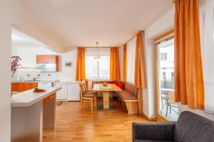 cocina y sala de estar con mesa y sofá en Appartementhaus Steirergasse by Schladming-Appartements, en Schladming