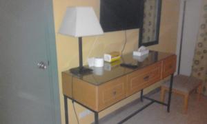 um candeeiro em cima de uma cómoda num quarto em EL Gouna Abu tig marina studio em Hurghada