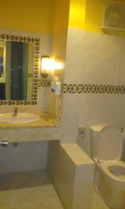 uma casa de banho com um WC, um lavatório e um espelho. em EL Gouna Abu tig marina studio em Hurghada