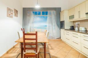 ブダペストにあるBessara Apartmentの海の景色を望むキッチン(テーブル、椅子付)