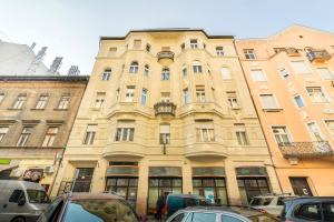 ブダペストにあるBessara Apartmentの車が目の前に停まった大きな建物