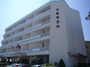 un edificio bianco con la parola hotel di Hotel Heron a Lido di Jesolo