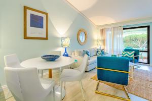 a living room with a table and chairs at THE LAKERS Boutique Apartment in Quinta do Lago