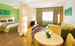 Postel nebo postele na pokoji v ubytování Al Khoory Executive Hotel, Al Wasl