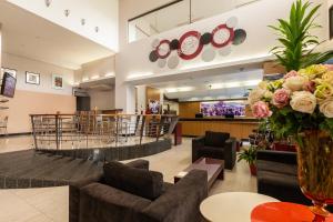 un vestíbulo con sofás y una sala de espera en Tri Hotel Executive Criciúma, en Criciúma