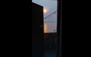Východ nebo západ slunce při pohledu z hotelu nebo okolí