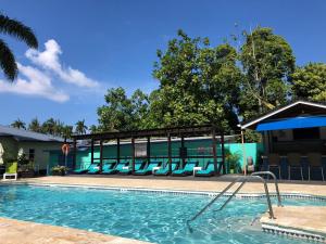 Baseinas apgyvendinimo įstaigoje Toby's Resort arba netoliese