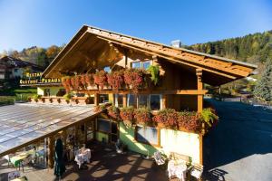 ein Gebäude mit nebenstehenden Pflanzen in der Unterkunft Gasthof Pension Perauer in Lieserhofen