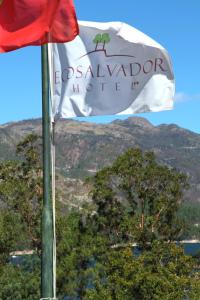 una bandiera con il nome dell’isola di akrotiri di Hotel Eco Salvador a Geres